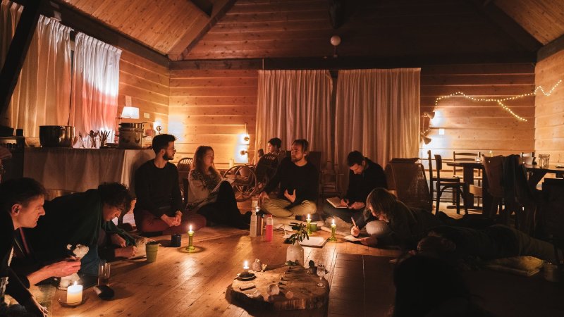 Weekendretraite in de bossen van de Veluwe, waarin de creatieve kracht van de lente je helpt een nieuwe richting te geven aan je leven en werk.