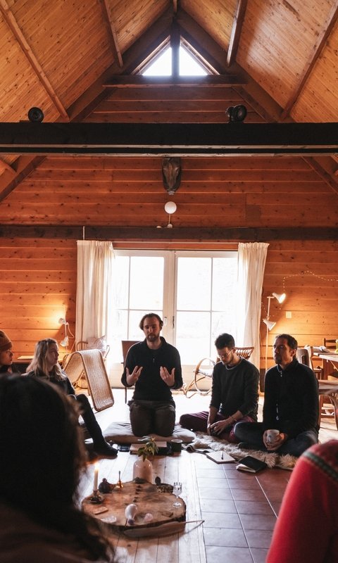 Weekendretraite in de bossen van de Veluwe, waarin de creatieve kracht van de lente je helpt een nieuwe richting te geven aan je leven en werk.