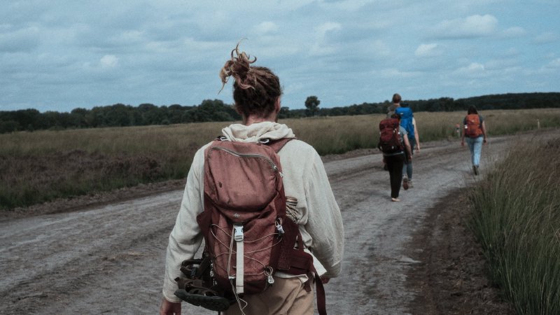 Een vijfdaagse verdiepende wandeltocht door de natuurgebieden van onze zuidergrens, inclusief een tweedaagse stilteretraite in het trappistenklooster Abdij Koningshoeven.